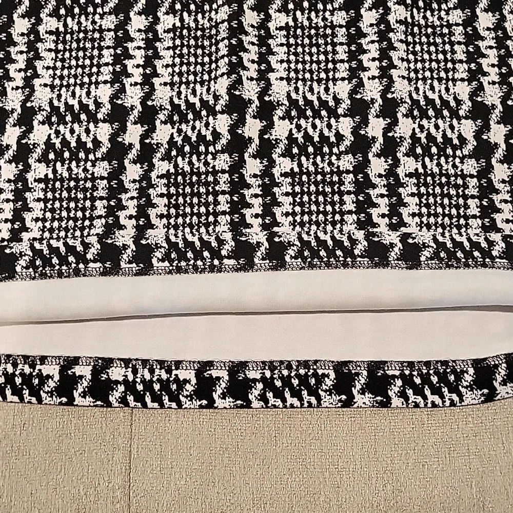 Ann Taylor pencil tweed-like skirt without the wool. Size 10 - Picture 3 of 6